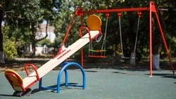 Детскую площадку возводят в Зеленокумске по регпрограмме