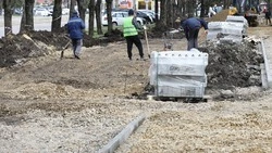 На площади села Советского округа укладывают тротуары в рамках губернаторской программы 