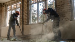 Стены и полы делают в культурном центре в Зеленокумске 